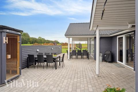 Genießen Sie einen Grillabend auf der Terrasse des Luxusferienhauses Nr. 544 in Ostjütland