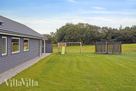Zu dem attraktiven Ferienhaus Nr. 544 in Ostjütland gehört auch ein tolles Angebot im Außenbereich, z. B. Spieleturm und Schaukeln