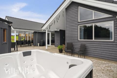 Genießen Sie den warmen Whirlpool im Luxusferienhaus Nr. 544 in Ostjütland