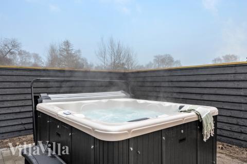 Genießen Sie den warmen Whirlpool im Luxusferienhaus Nr. 549 in Nordseeland