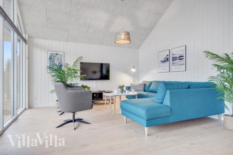 Die Couch im Luxusferienhaus Nr. 549 in Nordseeland lädt zu Gesellschaftsspielen oder zu Kinoabenden ein.