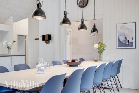 Der große, lichtdurchflutete Aufenthaltsraum im Luxusferienhaus Nr. 549 für 14.