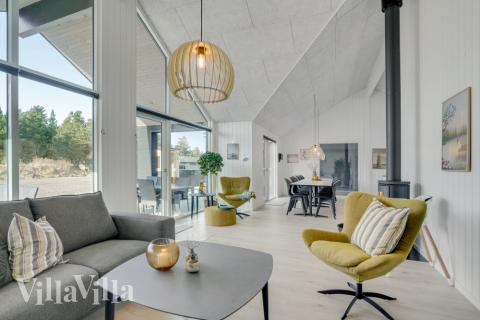 Die Couch im Luxusferienhaus Nr. 540 in Westjütland lädt zu Gesellschaftsspielen oder zu Kinoabenden ein.