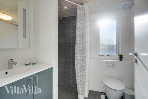 Eines der Badezimmer im Luxusferienhaus Nr. 540