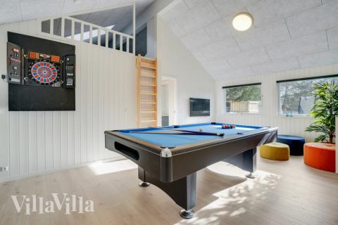Das Luxusferienhaus 540 für 14 Personen hat einen großen Aktivitätsraum mit u. a. Billard und Darts