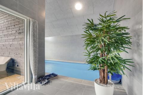 Das Ferienhaus 540 hat einen schicken Poolbereich mit Wasserrutsche, einem geräumigen, eingelassenen Whirlpool und einer Sauna.