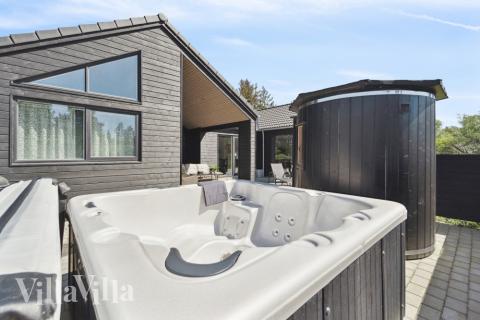Genießen Sie den warmen Whirlpool im Luxusferienhaus Nr. 540 in Westjütland