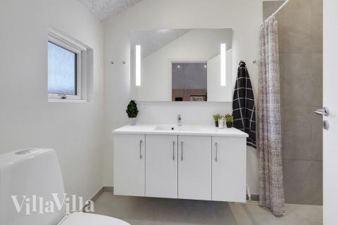 Eines der Badezimmer im Luxusferienhaus Nr. 550