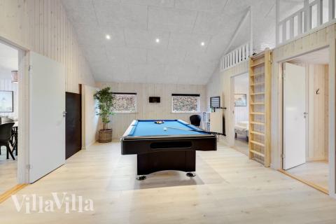 Das Luxusferienhaus 550 für 14 Personen hat einen großen Aktivitätsraum mit u. a. Billard und Darts