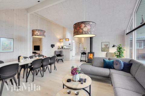Der Aufenthaltsraum bietet Platz für 14 Personen, wenn ihr das Ferienhaus 550 in Lolland/Falster/Mön besucht.