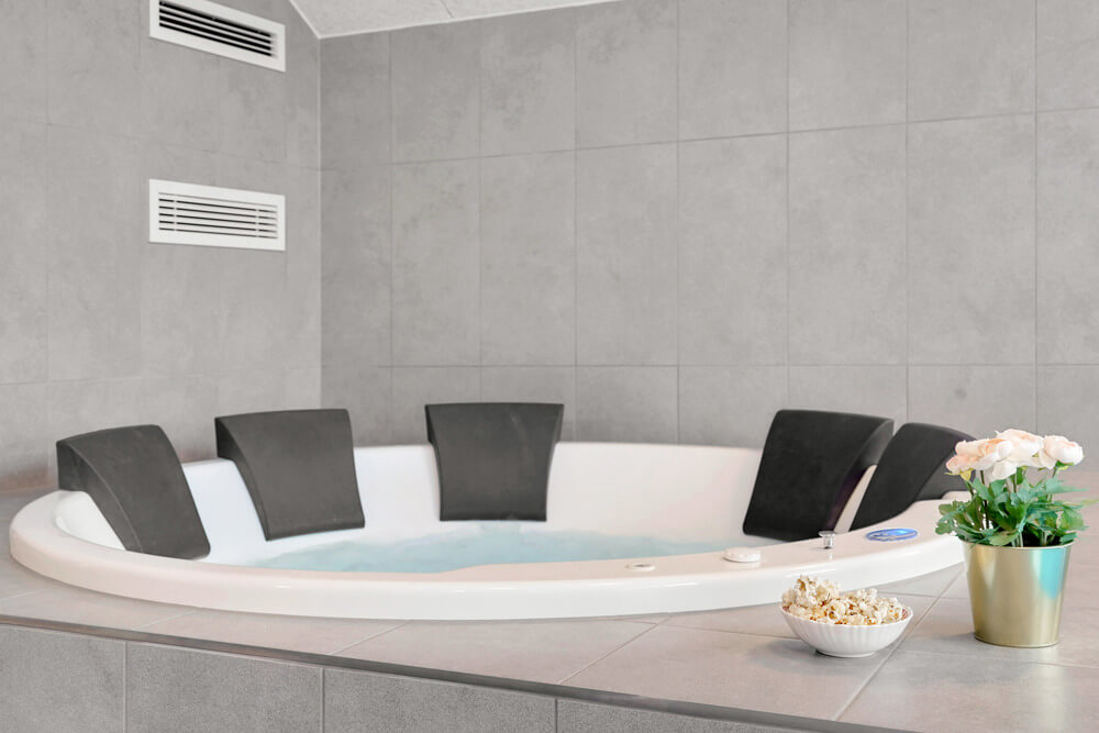 Genießen Sie den warmen Whirlpool im Luxusferienhaus Nr. 550 in Lolland/Falster/Mön