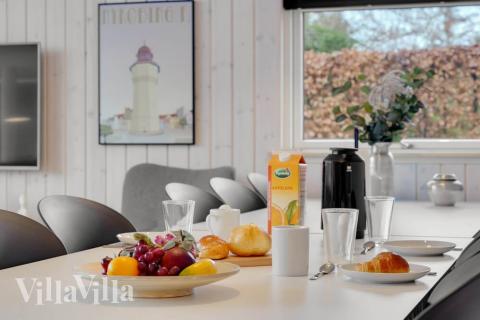 Der große, lichtdurchflutete Aufenthaltsraum im Luxusferienhaus Nr. 550 für 14.