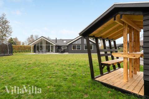 Zu dem attraktiven Ferienhaus Nr. 550 in Lolland/Falster/Mön gehört auch ein tolles Angebot im Außenbereich, z. B. Spieleturm und Schaukeln