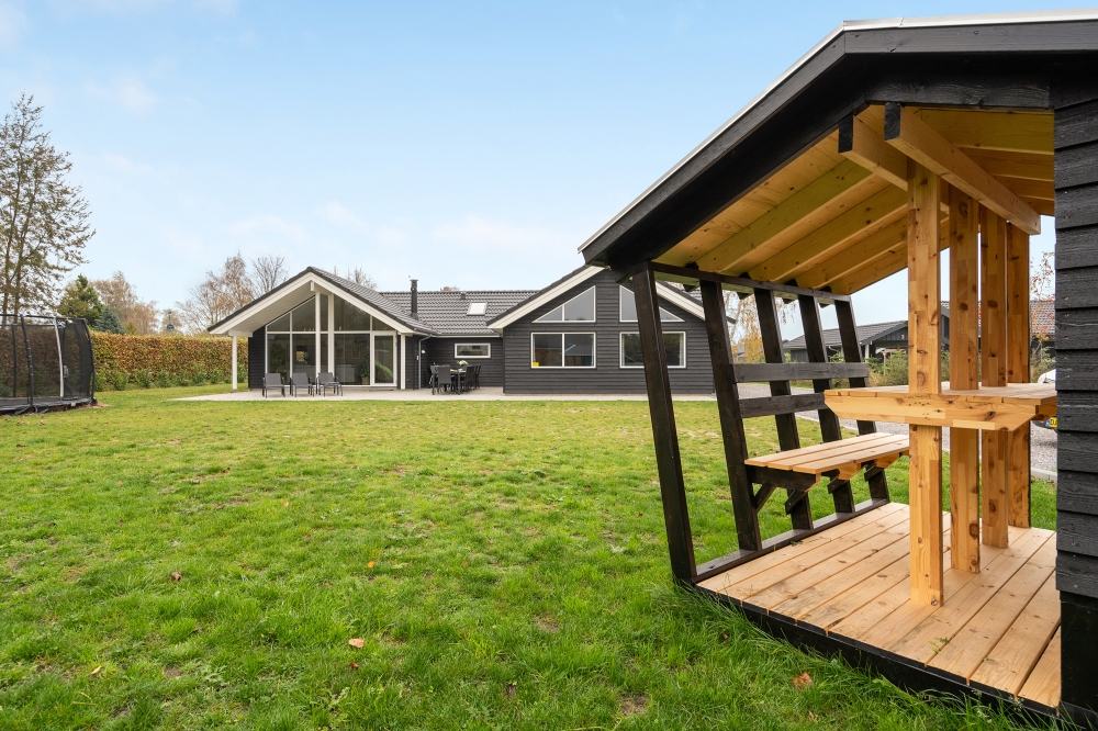 Zu dem attraktiven Ferienhaus Nr. 550 in Lolland/Falster/Mön gehört auch ein tolles Angebot im Außenbereich, z. B. Spieleturm und Schaukeln