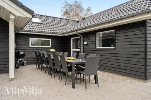 Genießen Sie einen Grillabend auf der Terrasse des Luxusferienhauses Nr. 550 in Lolland/Falster/Mön