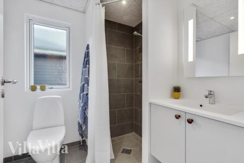 Eines der Badezimmer im Luxusferienhaus Nr. 568