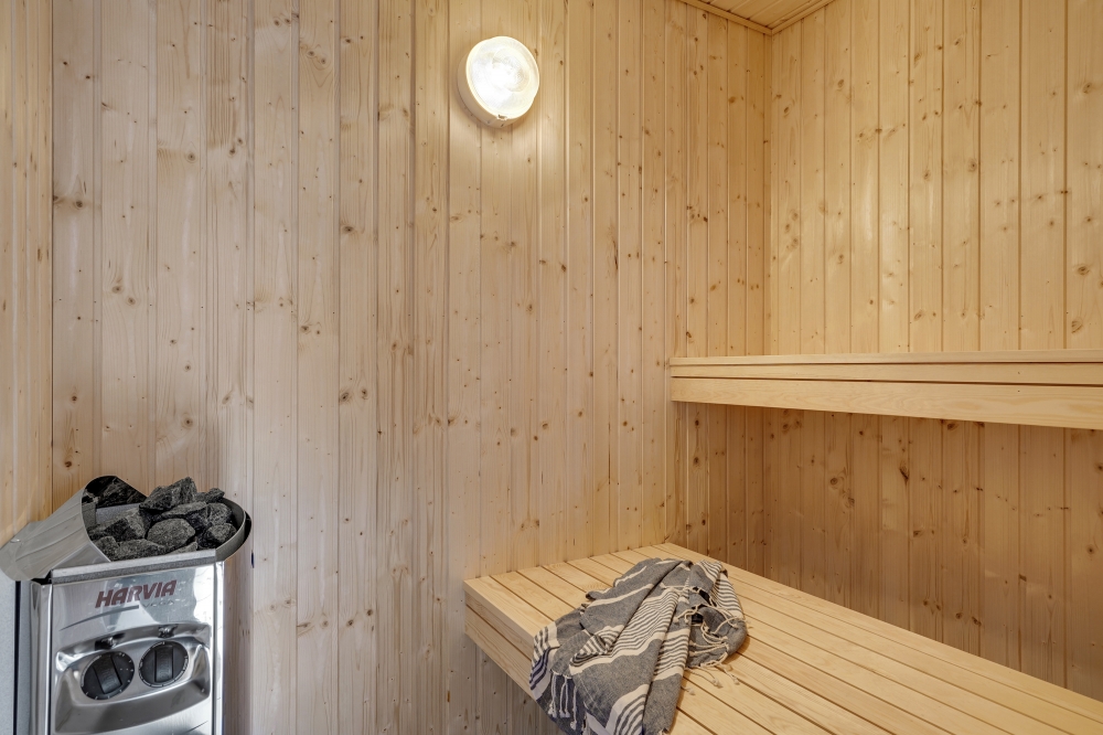 Genießen Sie die heiße Sauna im Luxusferienhaus Nr. 568 für 16 Personen