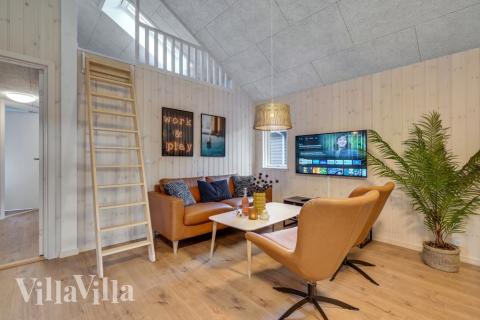 Die Couch im Luxusferienhaus Nr. 568 in Westjütland lädt zu Gesellschaftsspielen oder zu Kinoabenden ein.
