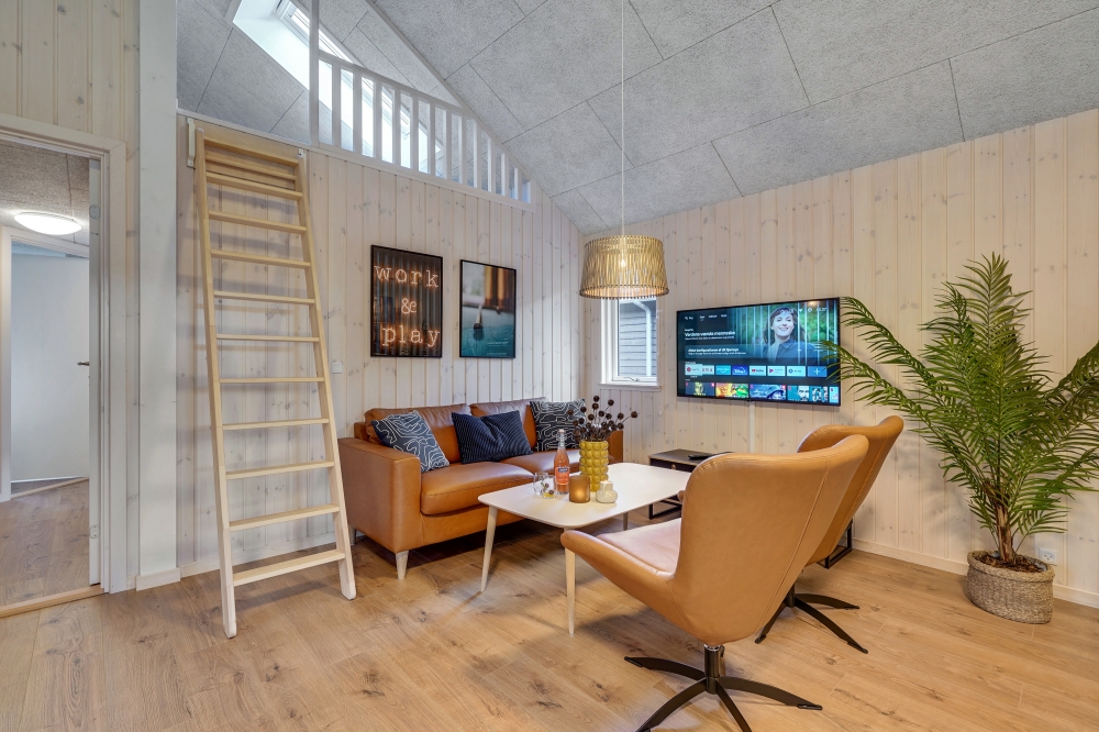 Die Couch im Luxusferienhaus Nr. 568 in Westjütland lädt zu Gesellschaftsspielen oder zu Kinoabenden ein.