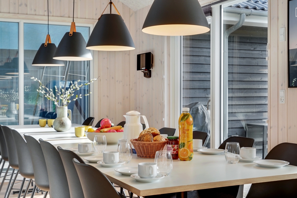 Der große, lichtdurchflutete Aufenthaltsraum im Luxusferienhaus Nr. 568 für 16.