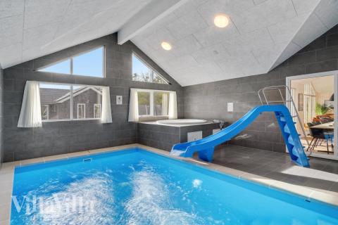 Das Ferienhaus 568 hat einen schicken Poolbereich mit Wasserrutsche, einem geräumigen, eingelassenen Whirlpool und einer Sauna.