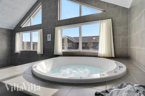 Genießen Sie den warmen Whirlpool im Luxusferienhaus Nr. 568 in Westjütland