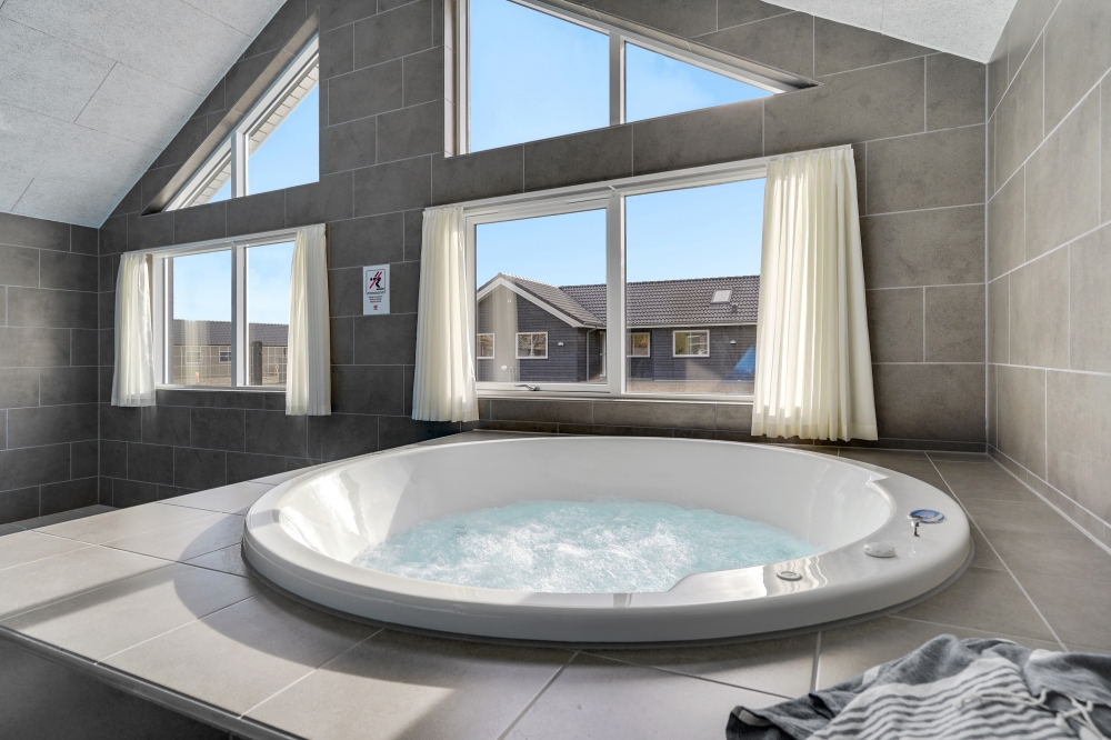 Genießen Sie den warmen Whirlpool im Luxusferienhaus Nr. 568 in Westjütland