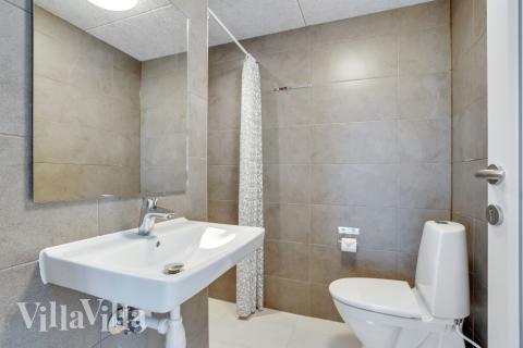 Eines der Badezimmer im Luxusferienhaus Nr. 547