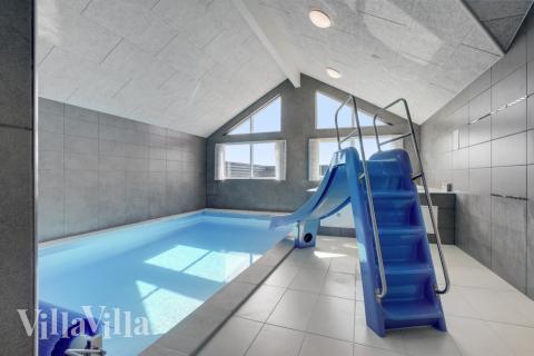 Das Ferienhaus 547 hat einen schicken Poolbereich mit Wasserrutsche, einem geräumigen, eingelassenen Whirlpool und einer Sauna.