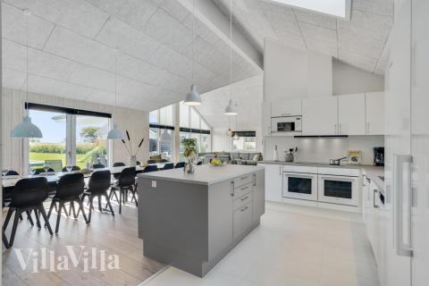 Die Küche in dem Luxusferienhaus Nr. 547 ist so gut ausgestattet, dass man problemlos Mahlzeiten für 18 Personen zubereiten kann.