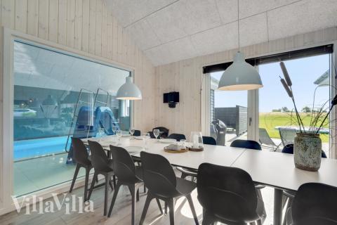 Der große, lichtdurchflutete Aufenthaltsraum im Luxusferienhaus Nr. 547 für 18.