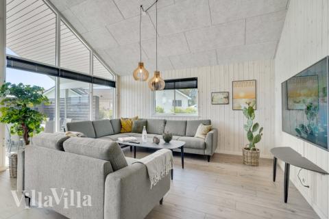 Die Couch im Luxusferienhaus Nr. 547 in Limfjord lädt zu Gesellschaftsspielen oder zu Kinoabenden ein.