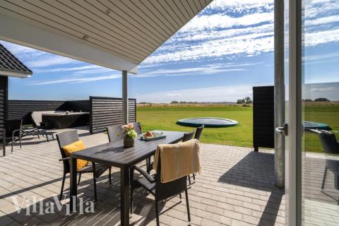 Auf der Terrasse des Ferienhauses Nr. 547 ist Platz für 18 Personen.