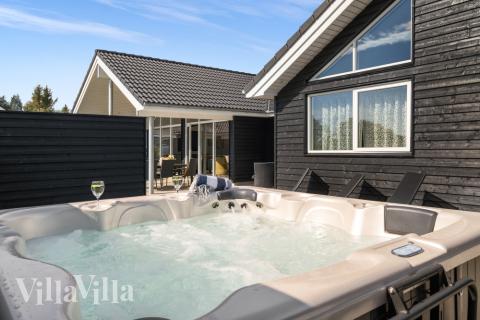 Genießen Sie den warmen Whirlpool im Luxusferienhaus Nr. 547 in Limfjord
