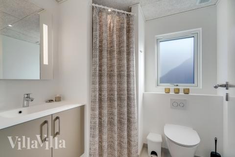 Eines der Badezimmer im Luxusferienhaus Nr. 558