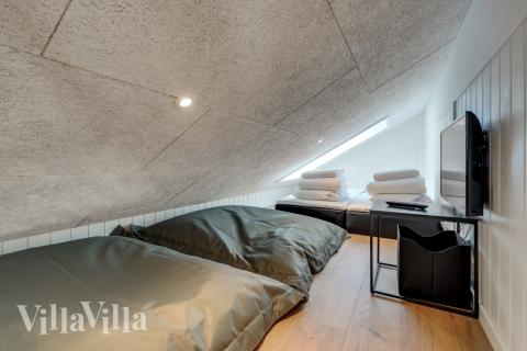 Der große ausgebaute Dachboden im Luxusferienhaus Nr. 558 für 18 Personen