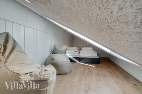 Einige der 18 Schlafgelegenheiten befinden sich im Luxusferienhaus Nr. 558 auf dem ausgebauten Dachboden