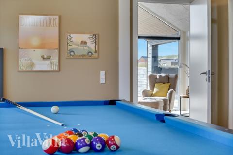 Das Luxusferienhaus 558 für 18 Personen hat einen großen Aktivitätsraum mit u. a. Billard und Darts