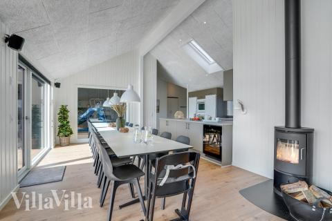 Der große, lichtdurchflutete Aufenthaltsraum im Luxusferienhaus Nr. 558 für 18.