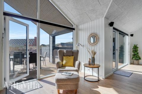 Die Couch im Luxusferienhaus Nr. 558 in Westjütland lädt zu Gesellschaftsspielen oder zu Kinoabenden ein.