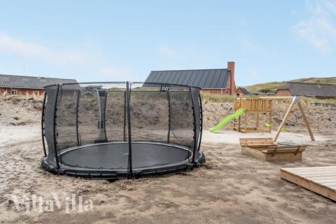 Zu dem attraktiven Ferienhaus Nr. 558 in Westjütland gehört auch ein tolles Angebot im Außenbereich, z. B. Spieleturm und Schaukeln