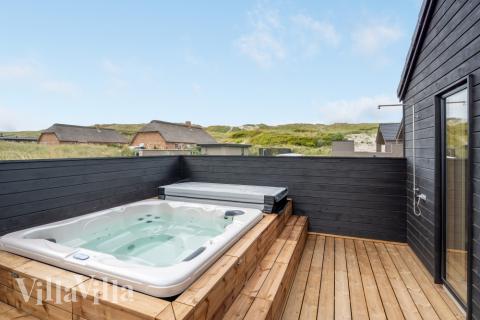 Genießen Sie den warmen Whirlpool im Luxusferienhaus Nr. 558 in Westjütland