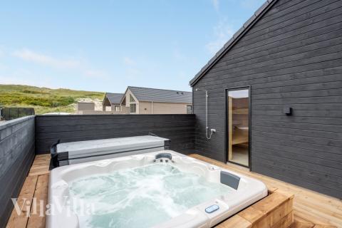 Hüpft im Luxusferienhaus Nr. 558 in Westjütland in den Pool.