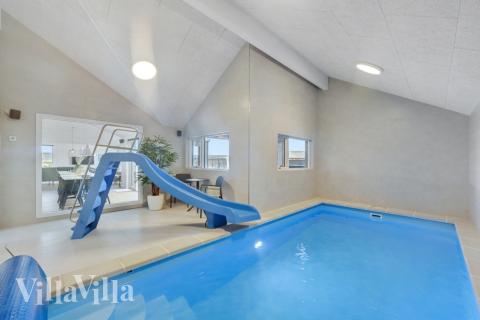 Das Ferienhaus 558 hat einen schicken Poolbereich mit Wasserrutsche, einem geräumigen, eingelassenen Whirlpool und einer Sauna.