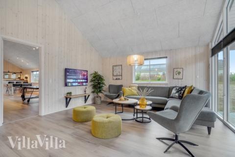 Die Couch im Luxusferienhaus Nr. 545 in Limfjord lädt zu Gesellschaftsspielen oder zu Kinoabenden ein.