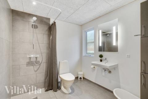 Eines der Badezimmer im Luxusferienhaus Nr. 545