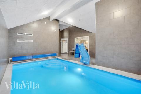 Das Ferienhaus 545 hat einen schicken Poolbereich mit Wasserrutsche, einem geräumigen, eingelassenen Whirlpool und einer Sauna.