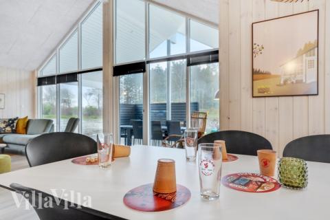 Der große, lichtdurchflutete Aufenthaltsraum im Luxusferienhaus Nr. 545 für 18.