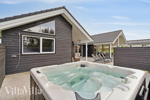 Genießen Sie den warmen Whirlpool im Luxusferienhaus Nr. 545 in Limfjord