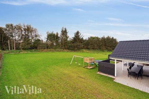 Zu dem attraktiven Ferienhaus Nr. 545 in Limfjord gehört auch ein tolles Angebot im Außenbereich, z. B. Spieleturm und Schaukeln